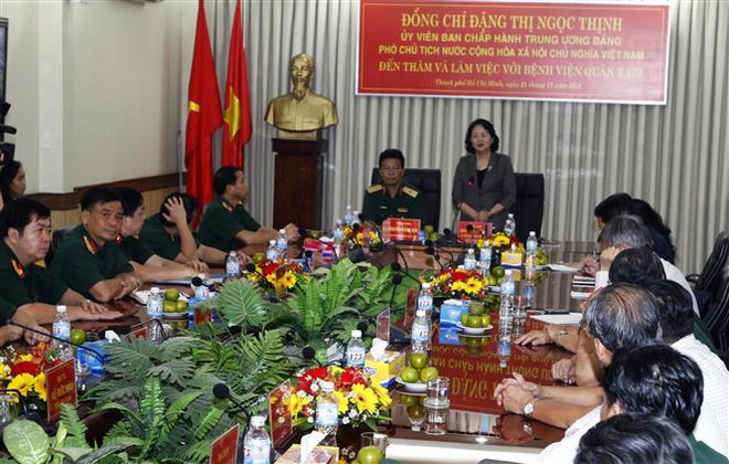 越南国家副主席邓氏玉盛探访越南国防部175号军队医院 ảnh 1