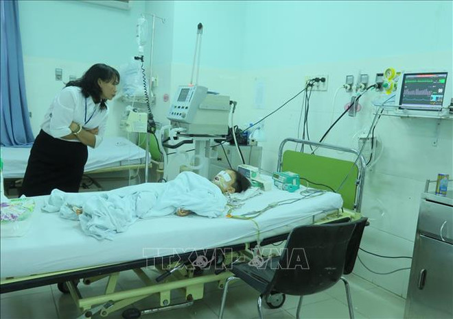 芽庄湾翻船事故:努力抢救遇险人员 ảnh 1 芽庄湾翻船事故:努力抢救遇险人员 ảnh 1