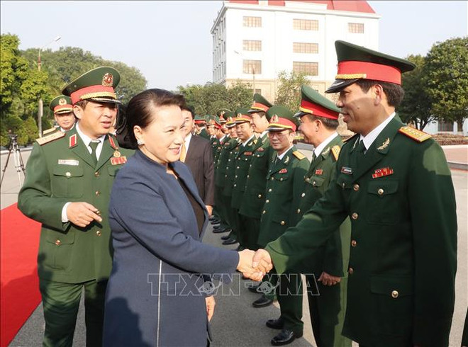 国会主席阮氏金银走访慰问第一军区司令部干部战士 ảnh 1 国会主席阮氏金银走访慰问第一军区司令部干部战士 ảnh 1