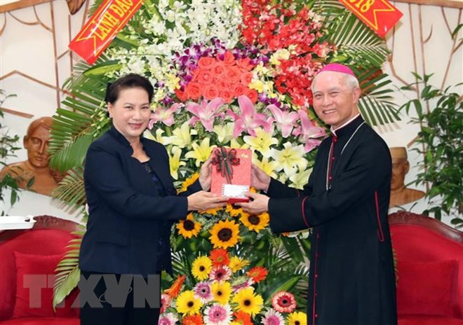 国会主席阮氏金银圣诞节前走访慰问同奈省天主教人士 ảnh 2
