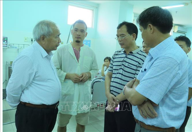 芽庄湾翻船事故:努力抢救遇险人员 ảnh 2 芽庄湾翻船事故:努力抢救遇险人员 ảnh 2