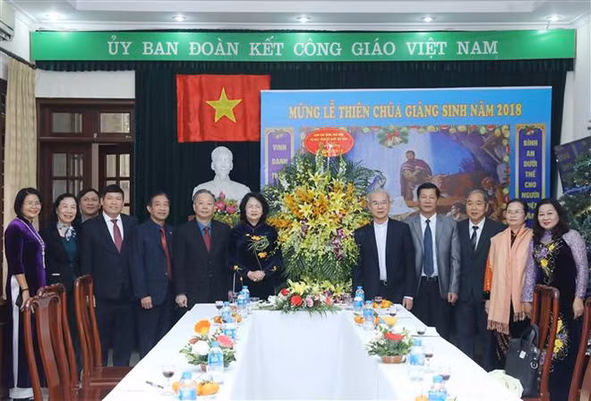 国家副主席邓氏玉盛走访慰问越南天主教团结委员会 ảnh 2