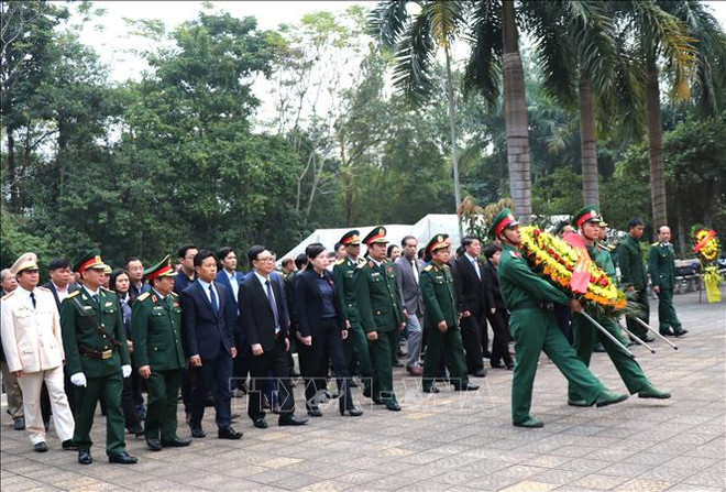越南人民军建军74周年：国会副主席杜伯巳赴河江省出席河江省烈士追悼会 ảnh 1