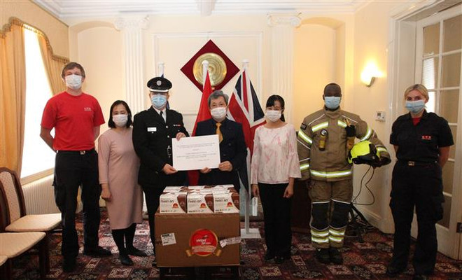 越南向英国和爱尔兰等国捐赠数十万只口罩 ảnh 1 越南向英国和爱尔兰等国捐赠数十万只口罩 ảnh 1