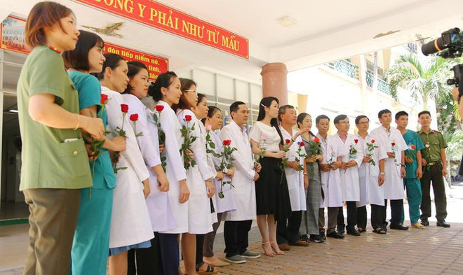 岘港市艺人制作音乐视频 歌颂抗疫一线的默默英雄 ảnh 1