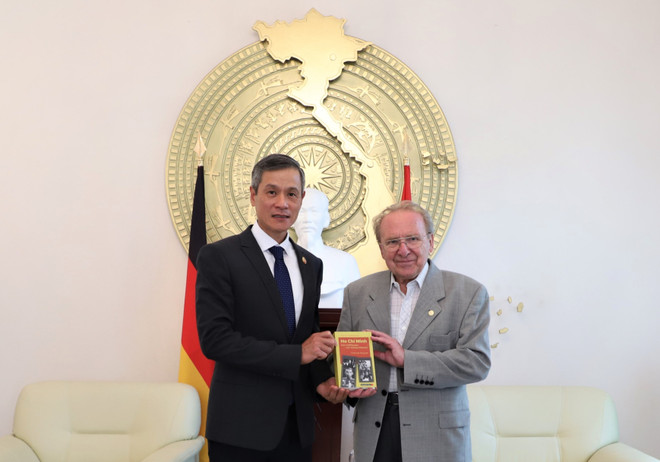 德国记者向越南驻德大使赠送其编写的《胡志明政治传记》一书 ảnh 1 德国记者向越南驻德大使赠送其编写的《胡志明政治传记》一书 ảnh 1