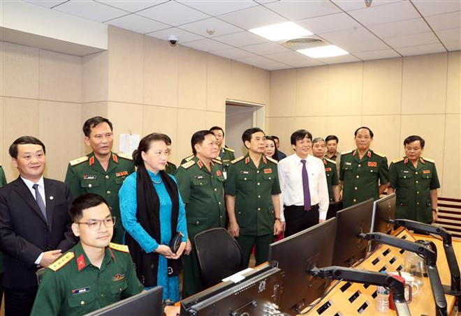 越南国会主席阮氏金银出席防疫一线人员表彰大会 ảnh 3 越南国会主席阮氏金银出席防疫一线人员表彰大会 ảnh 3