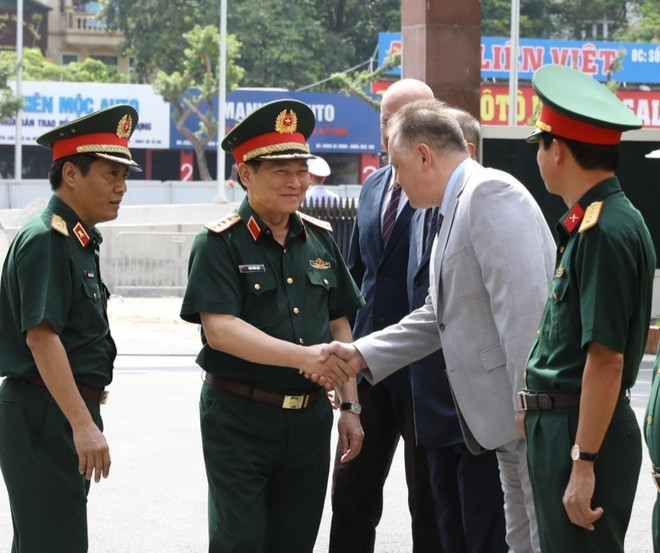 越南防长吴春历走访慰问越俄热带中心 ảnh 1 越南防长吴春历走访慰问越俄热带中心 ảnh 1