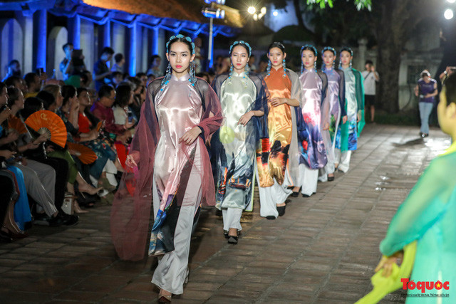 1000款奥黛设计亮相文庙-国子监国家特殊遗迹区 ảnh 2 1000款奥黛设计亮相文庙-国子监国家特殊遗迹区 ảnh 2