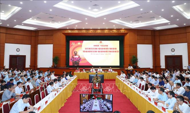 政府总理阮春福:财政部门需主动为经济发展贡献更多资源 ảnh 3 政府总理阮春福:财政部门需主动为经济发展贡献更多资源 ảnh 3