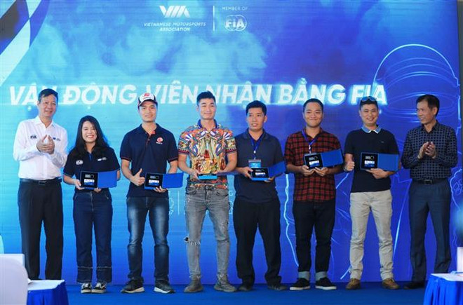 越南32名赛车手拿到赛车驾照 ảnh 1