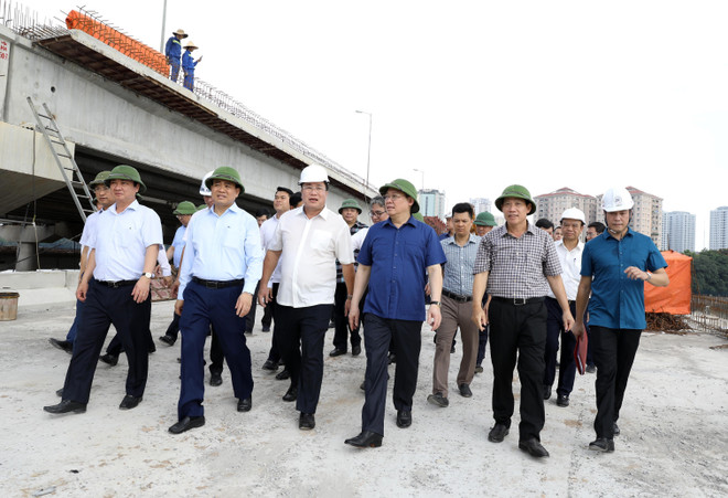 河内市委书记王廷惠对该市各重点交通项目的施工进度进行实地考察 ảnh 2 河内市委书记王廷惠对该市各重点交通项目的施工进度进行实地考察 ảnh 2