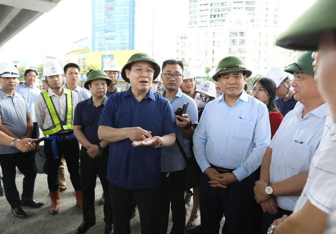 河内市委书记王廷惠对该市各重点交通项目的施工进度进行实地考察 ảnh 1 河内市委书记王廷惠对该市各重点交通项目的施工进度进行实地考察 ảnh 1