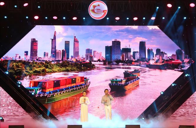 “为以胡伯伯名字命名而骄傲的城市”艺术晚会再现英雄城市的发展历程 ảnh 2