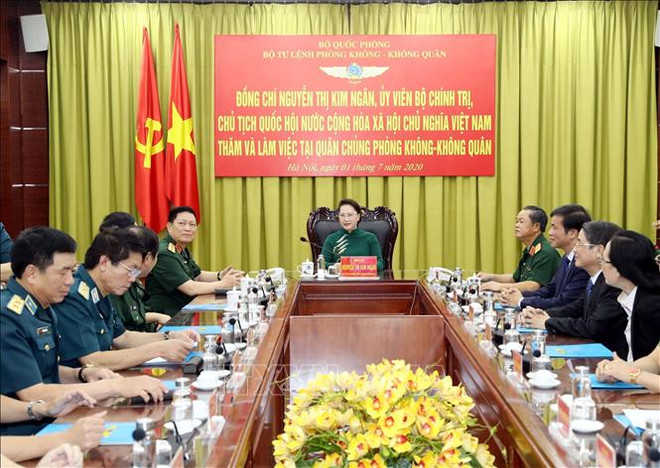 国会主席阮氏金银视察防空空军军种 ảnh 3 国会主席阮氏金银视察防空空军军种 ảnh 3