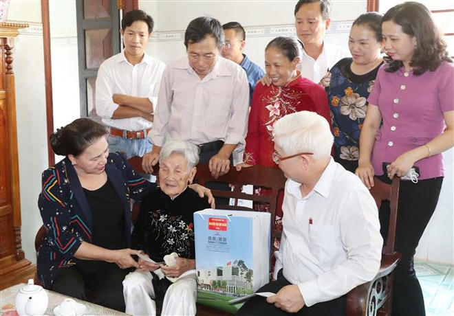 越南国会主席阮氏金银:平福省促进增长模式转型 努力提升其竞争力 ảnh 3 越南国会主席阮氏金银:平福省促进增长模式转型 努力提升其竞争力 ảnh 3