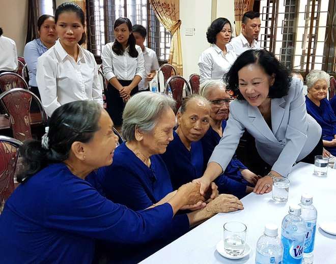 张氏梅向承天顺化省战争时期有功人员赠送慰问品 ảnh 2 张氏梅向承天顺化省战争时期有功人员赠送慰问品 ảnh 2