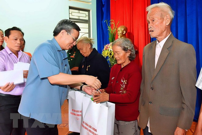 越共中央书记处常务书记陈国旺走访嘉莱省 ảnh 2 越共中央书记处常务书记陈国旺走访嘉莱省 ảnh 2