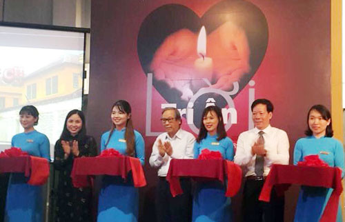 越南伤残军人与烈士日71周年：“感恩之语”展正式开幕 ảnh 1