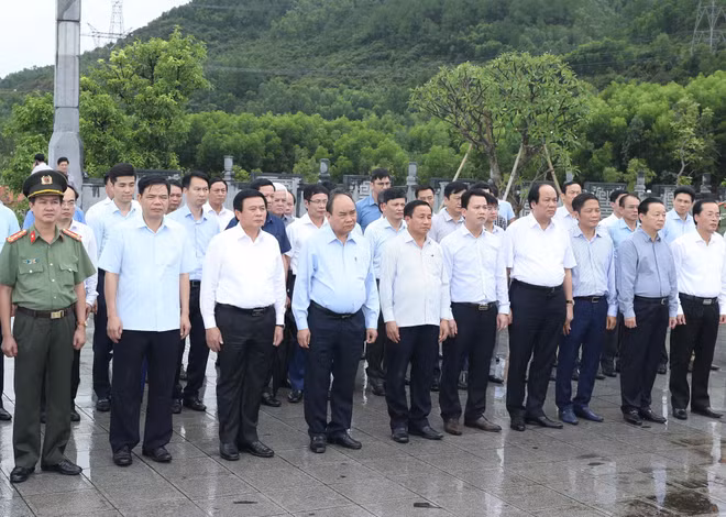 越南政府总理阮春福上香缅怀何辉习已故总书记 ảnh 1