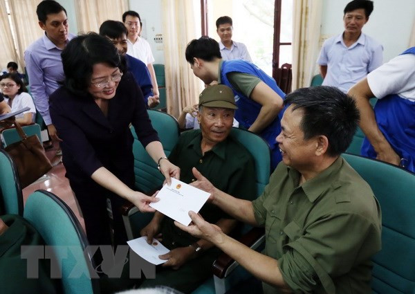 越南国家副主席邓氏玉盛走访慰问优抚家庭 ảnh 1 越南国家副主席邓氏玉盛走访慰问优抚家庭 ảnh 1