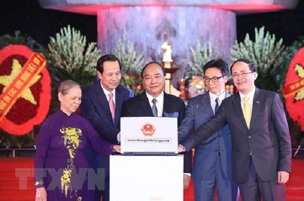 越南政府总理阮春福在河内山西烈士陵园进香 ảnh 2 越南政府总理阮春福在河内山西烈士陵园进香 ảnh 2