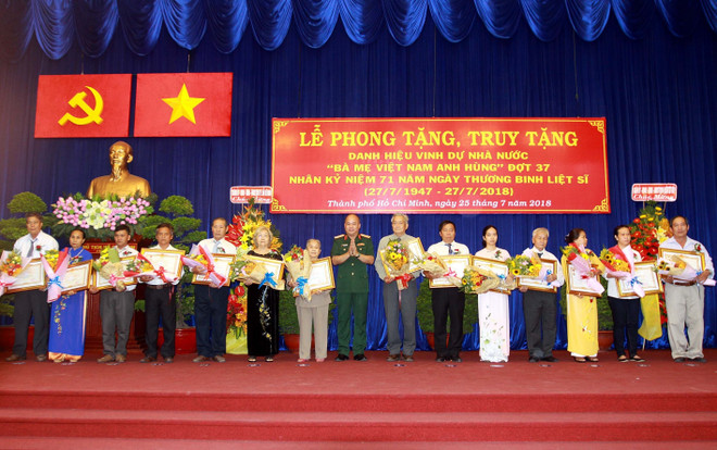 胡志明市向44位母亲授予和追授越南英雄母亲称号 ảnh 1 胡志明市向44位母亲授予和追授越南英雄母亲称号 ảnh 1