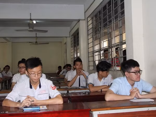 教育与培训部部长：加快国家高中毕业和大学入学统一考试试卷复审工作的进度 ảnh 1