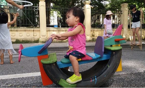 废旧物品做玩具 变废为宝乐趣多 ảnh 1