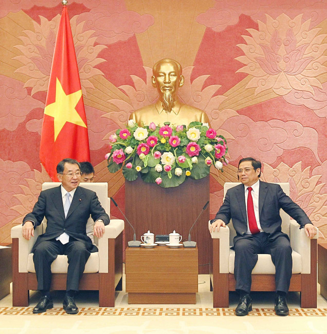 越日议员友好小组主席范明正会见日本湄公河议员联盟主席盐谷立 ảnh 2 越日议员友好小组主席范明正会见日本湄公河议员联盟主席盐谷立 ảnh 2