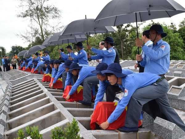 同塔省为在柬牺牲的85具越南志愿军和专家遗骨举行追悼会 ảnh 1