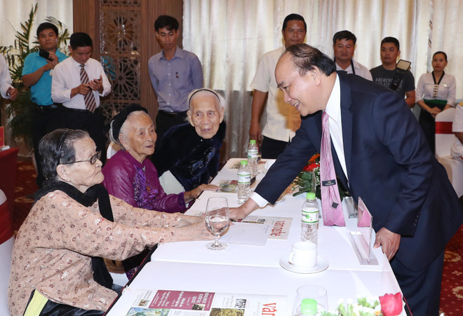 阮春福出席第五区区委宣训委员会人民武装力量英雄称号授予仪式 ảnh 2 阮春福出席第五区区委宣训委员会人民武装力量英雄称号授予仪式 ảnh 2