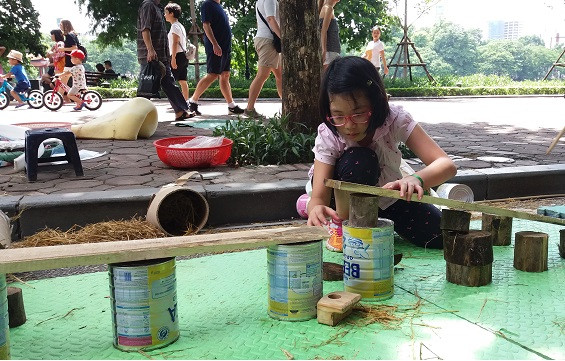 废旧物品做玩具 变废为宝乐趣多 ảnh 2