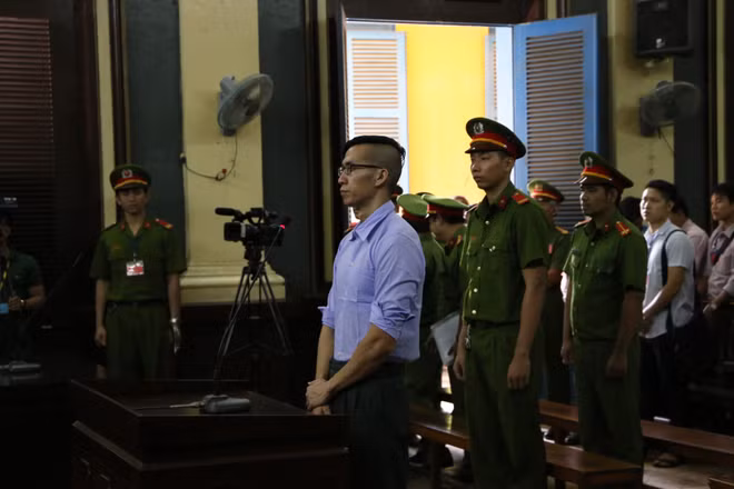 一名美籍越裔因涉嫌扰乱社会秩序罪被驱逐出境 ảnh 1