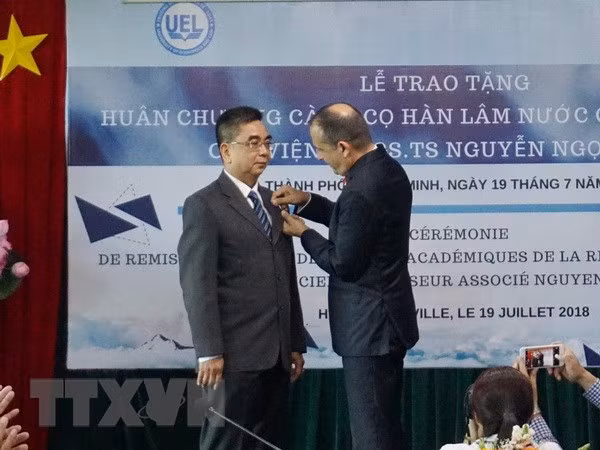 阮玉殿副教授荣获法国学术界棕榈叶骑士勋章 ảnh 1