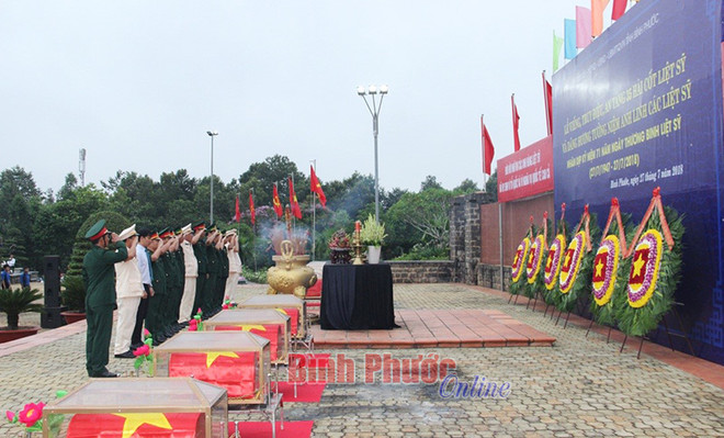 平福省举行在柬牺牲英烈遗骸安葬仪式 ảnh 1