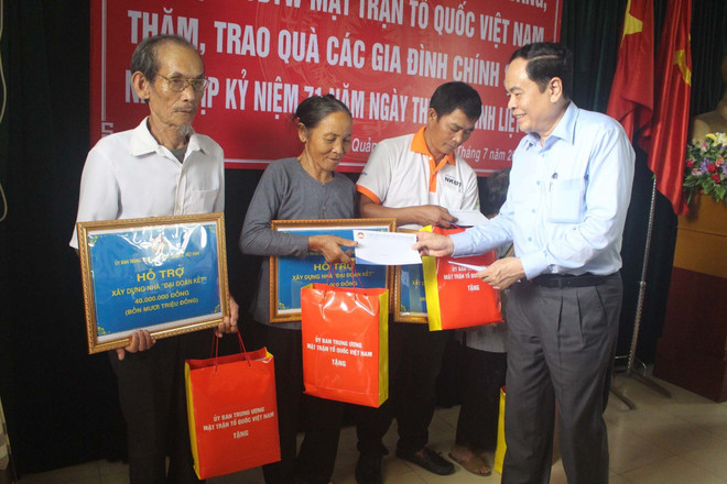 越南领导代表组团探访慰问广治和清化两省优抚家庭 ảnh 2