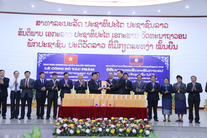 《胡志明全集》第二、第四和第六集老挝语版万象首发 ảnh 1 《胡志明全集》第二、第四和第六集老挝语版万象首发 ảnh 1