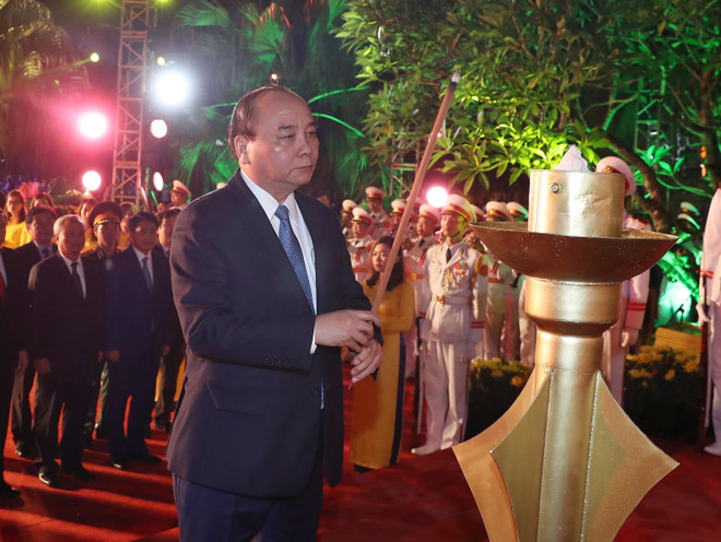 越南政府总理阮春福在河内山西烈士陵园进香 ảnh 1 越南政府总理阮春福在河内山西烈士陵园进香 ảnh 1