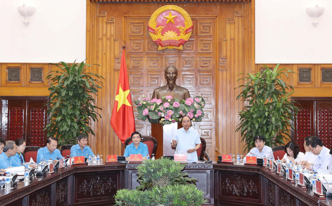 阮春福:关心解决劳动者权益保护亟待解决的问题 ảnh 1 阮春福:关心解决劳动者权益保护亟待解决的问题 ảnh 1