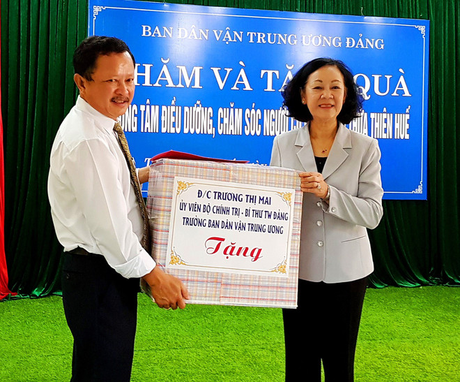 张氏梅向承天顺化省战争时期有功人员赠送慰问品 ảnh 1 张氏梅向承天顺化省战争时期有功人员赠送慰问品 ảnh 1