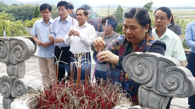 越南国会副主席丛氏放向陈富总书记陵墓献花上香 ảnh 1