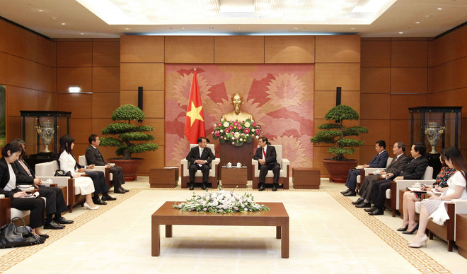 越日议员友好小组主席范明正会见日本湄公河议员联盟主席盐谷立 ảnh 1 越日议员友好小组主席范明正会见日本湄公河议员联盟主席盐谷立 ảnh 1