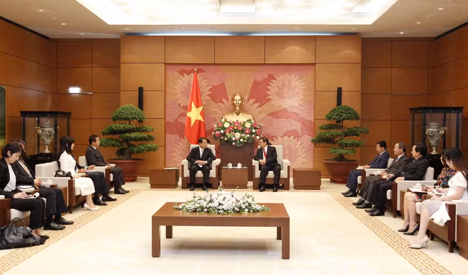 越日议员友好小组主席范明正会见日本湄公河议员联盟主席盐谷立 ảnh 1