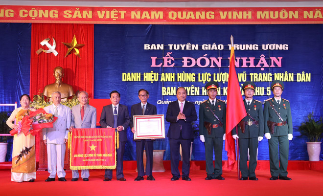阮春福出席第五区区委宣训委员会人民武装力量英雄称号授予仪式 ảnh 1 阮春福出席第五区区委宣训委员会人民武装力量英雄称号授予仪式 ảnh 1