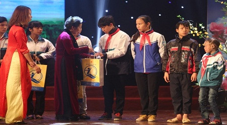 2016年“给你春天”慈善艺术交流晚会在河内举行 ảnh 2 2016年“给你春天”慈善艺术交流晚会在河内举行 ảnh 2