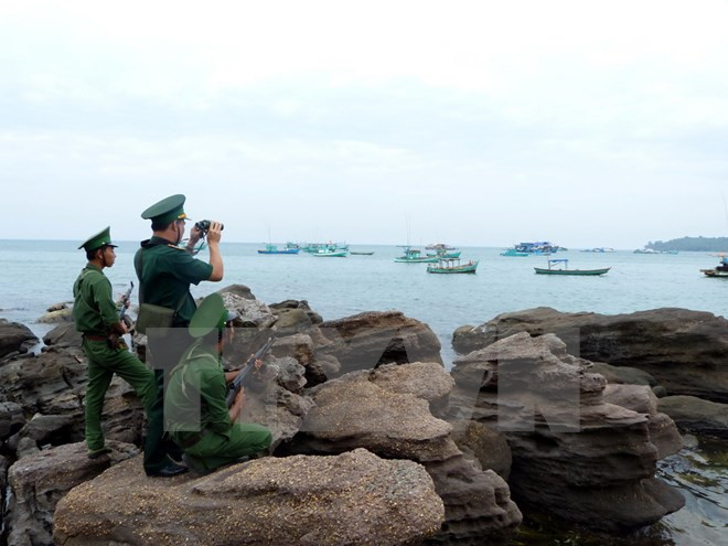 越南海军第五海区司令部工作代表团看望慰问西南部诸岛军民 ảnh 1