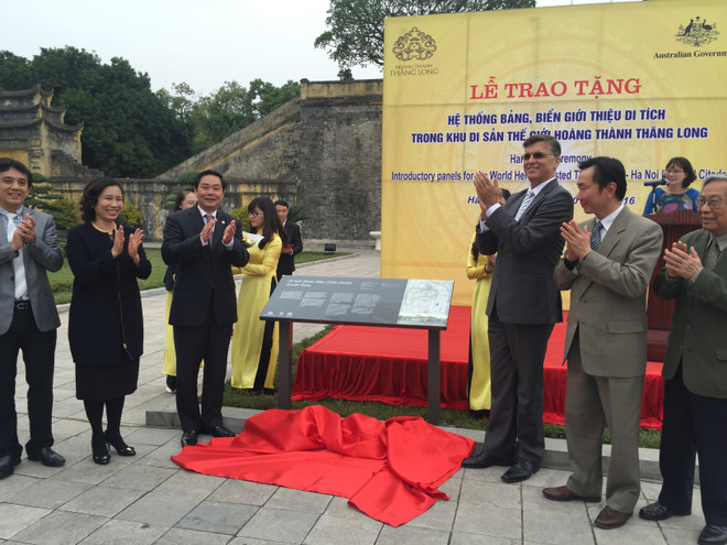 澳大利亚驻越大使馆向升龙皇城遗迹区赠送标识系统 ảnh 1 澳大利亚驻越大使馆向升龙皇城遗迹区赠送标识系统 ảnh 1
