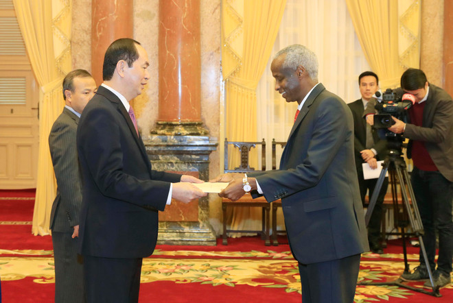 国家主席陈大光接受六国新任驻越大使递交国书 ảnh 1 国家主席陈大光接受六国新任驻越大使递交国书 ảnh 1