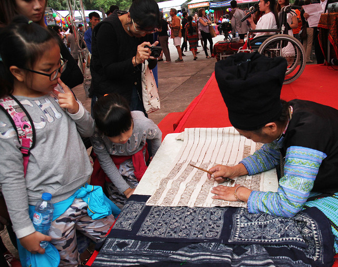 传统手工艺品慈善展在河内举行 ảnh 8